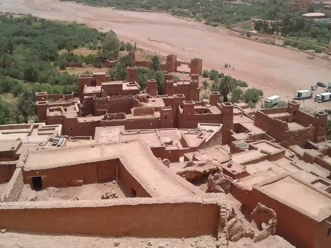 Ait Ben Haddou with our day trip! Explore ancient kasbahs, soak in stunning desert views, and immerse yourself in Moroccan history. Book your adventure today!